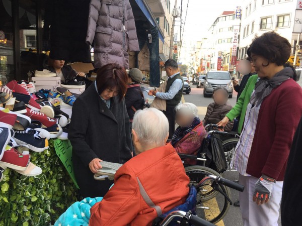 어르신 이 신발좀 보세요